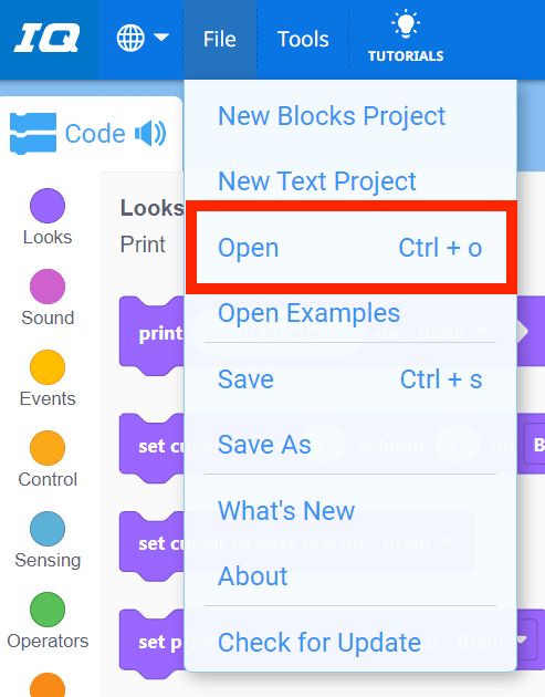 VEXcode IQ rīkjosla ar atvērtu izvēlni Fails un iezīmētu opciju Atvērt. Atvērt ir trešā izvēlnes opcija zem Jaunu bloku projekts un Jauns teksta projekts.