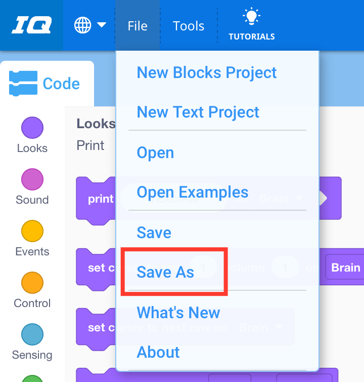 Barre d'outils VEXcode IQ avec le menu Fichier ouvert et l'option Enregistrer sous sélectionnée. « Enregistrer sous » est la sixième option du menu, sous « Nouveau projet de blocs », « Nouveau projet de texte », « Ouvrir », « Ouvrir des exemples » et « Enregistrer ».