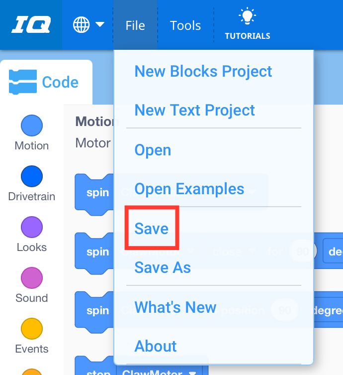 VEXcode IQ Toolbar mit geöffnetem Menü „Datei“ und hervorgehobener Option „Speichern“. Speichern ist die fünfte Option im Menü, unterhalb von Neues Blockprojekt, Neues Textprojekt, Öffnen und Beispiele öffnen.