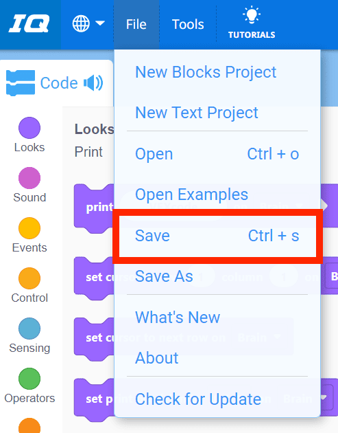 Barre d'outils VEXcode IQ avec le menu Fichier ouvert et l'option Enregistrer sélectionnée. L'option « Enregistrer » est la cinquième du menu, sous « Nouveau projet de blocs », « Nouveau projet de texte », « Ouvrir » et « Ouvrir des exemples ».