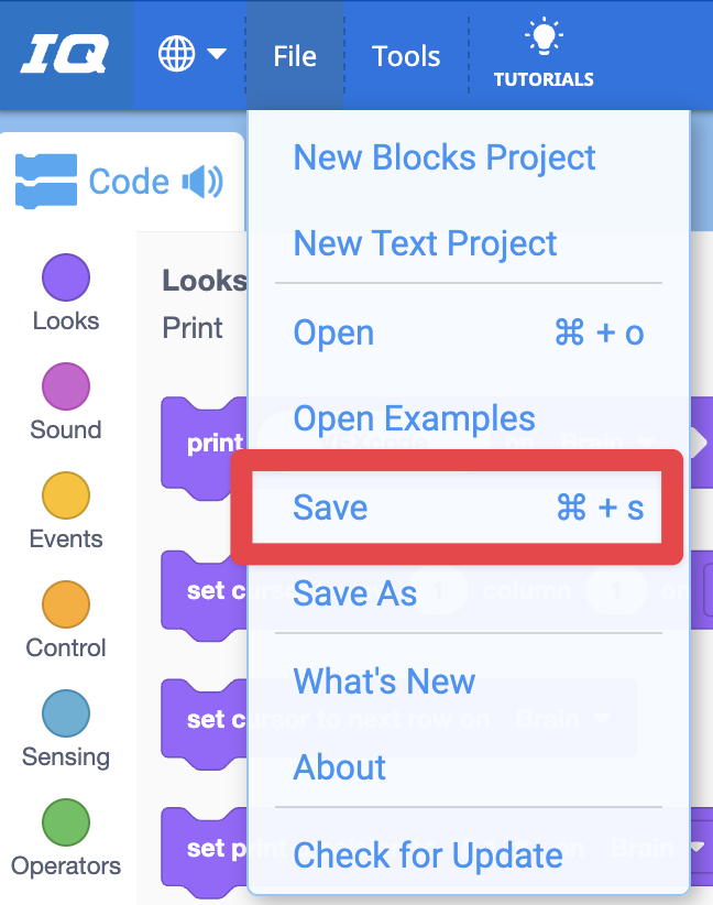 Thanh công cụ VEXcode IQ với menu Tệp mở và tùy chọn Lưu được tô sáng. Lưu là tùy chọn thứ năm trong menu, bên dưới Dự án khối mới, Dự án văn bản mới, Mở và Mở ví dụ.