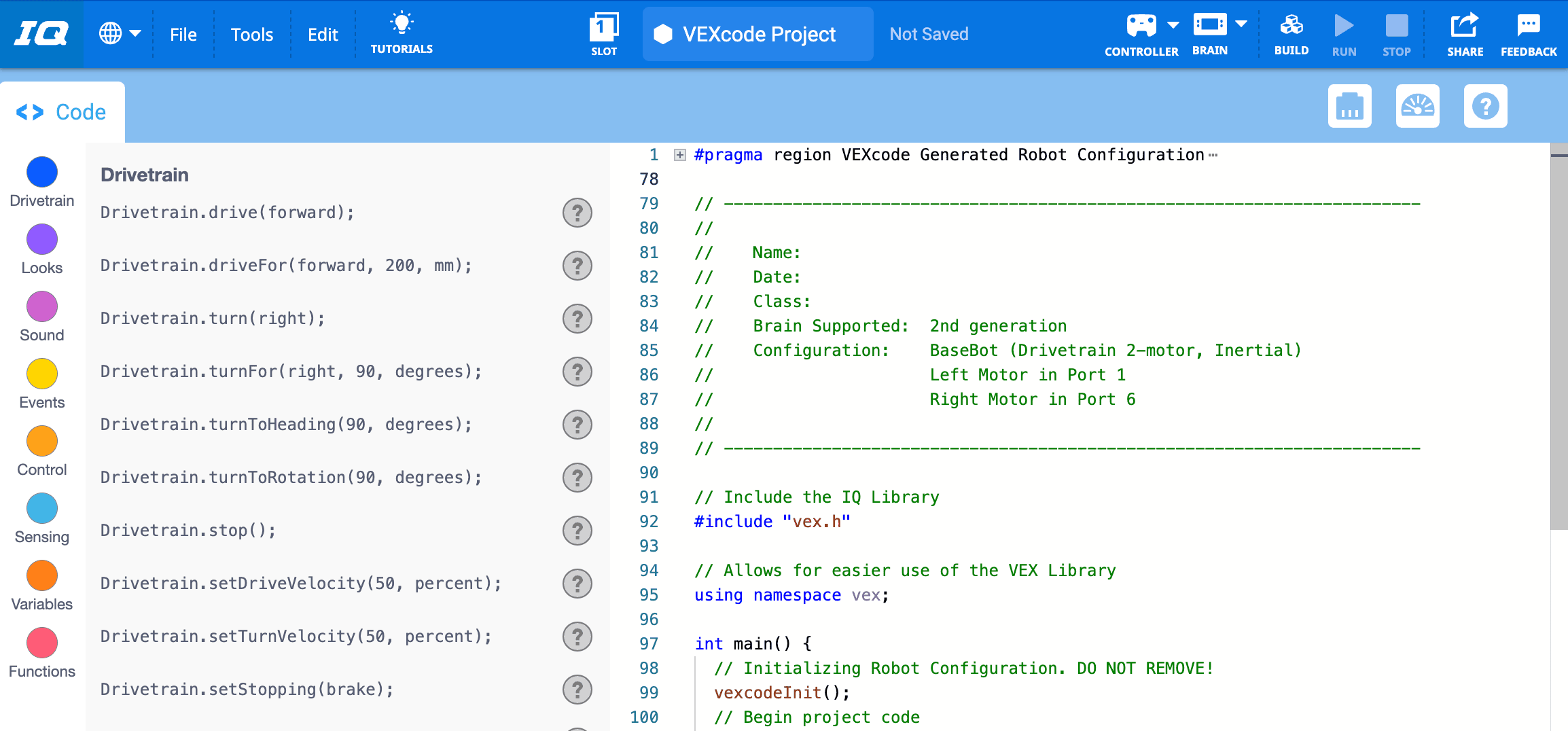 VEXcode IQ met een sjabloon Voorbeeldproject geopend, inclusief geconfigureerde apparaten en codeopmerkingen met een beschrijving van het project.