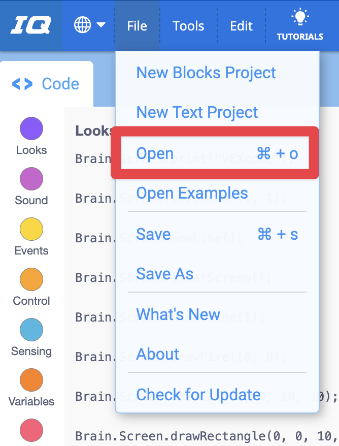 Barra de herramientas de VEXcode IQ con el menú Archivo abierto y la opción Abrir resaltada. Abrir es la tercera opción del menú, debajo de Nuevo proyecto de bloques y Nuevo proyecto de texto.