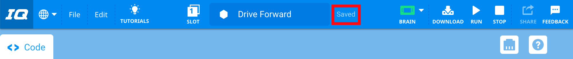 แถบเครื่องมือ VEXcode IQ พร้อมฟิลด์ชื่อโครงการถูกเปลี่ยนเป็น Drive Forward ป้ายกำกับทางด้านขวาจะถูกเน้นและอ่านว่าบันทึกไว้