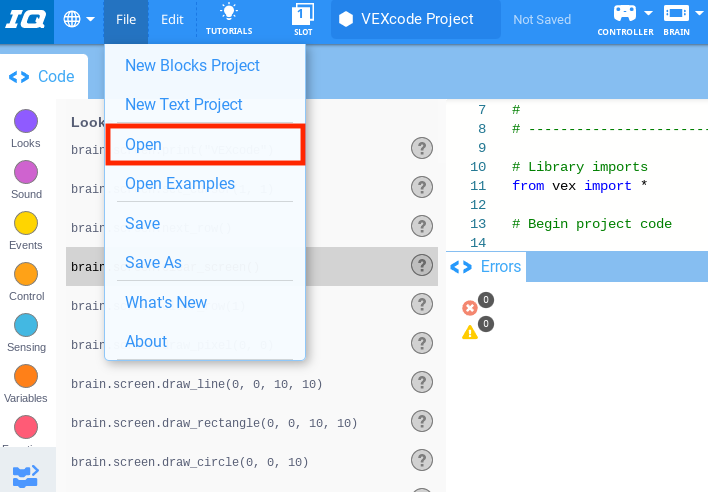 Barra degli strumenti VEXcode IQ con il menu File aperto e l'opzione Apri evidenziata. Apri è la terza opzione nel menu, sotto Nuovo progetto blocchi e Nuovo progetto testo.