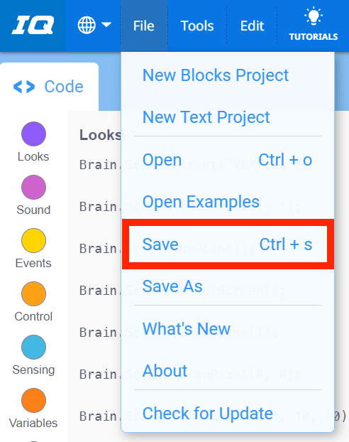 Bilah Alat VEXcode IQ dengan menu File terbuka dan opsi Simpan disorot. Simpan adalah pilihan kelima dalam menu, di bawah Proyek Blok Baru, Proyek Teks Baru, Buka, dan Buka Contoh.