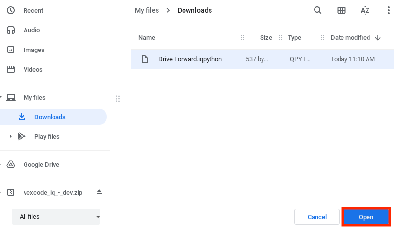 Proyek VEXcode IQ yang disimpan sebelumnya dalam file perangkat dipilih, dan tombol Buka di bagian bawah menu disorot.