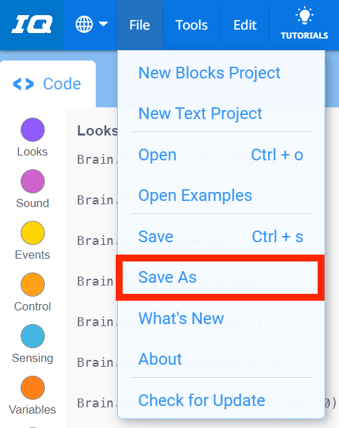 Pasek narzędzi VEXcode IQ z otwartym menu Plik i zaznaczoną opcją Zapisz jako. Zapisz jako to szósta opcja w menu, pod Nowy projekt bloków, Nowy projekt tekstowy, Otwórz, Otwórz przykłady i Zapisz.