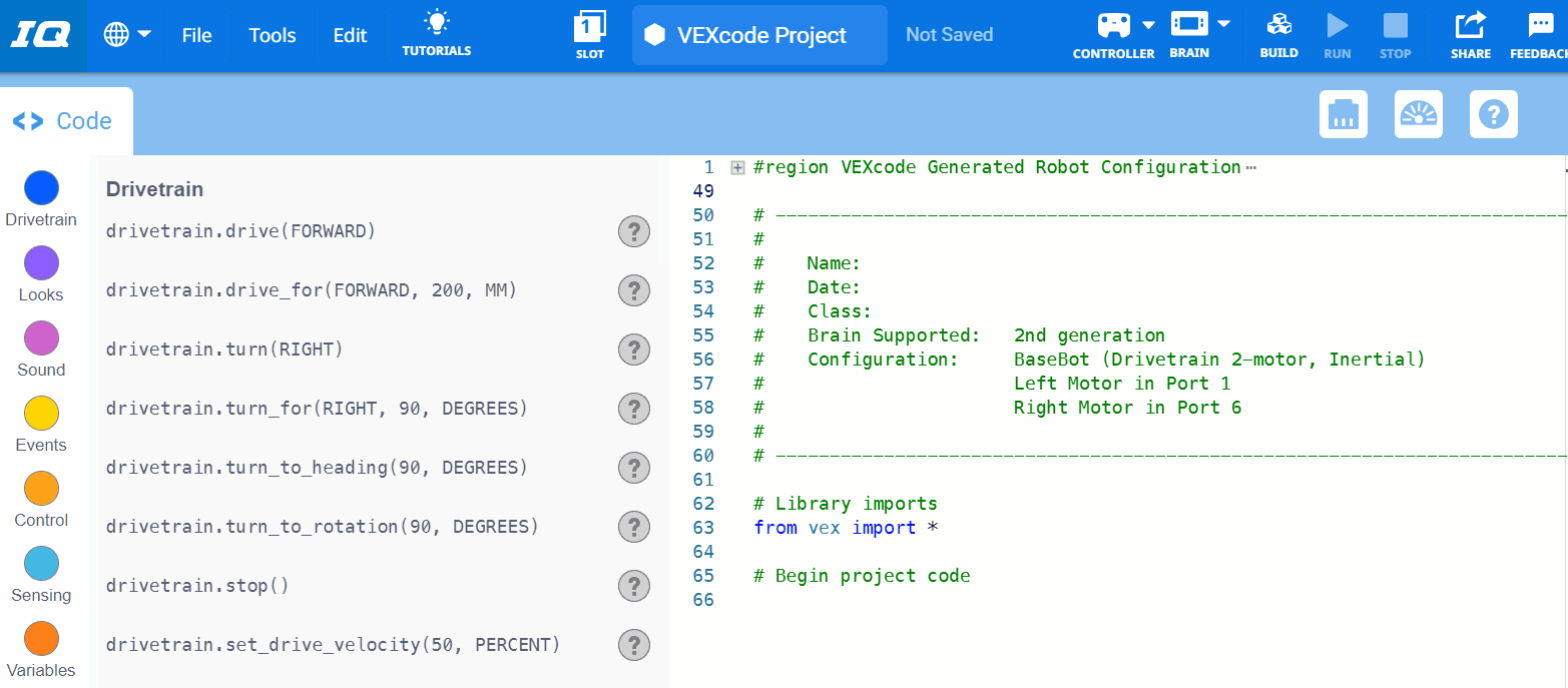 VEXcode IQ ar atvērtu veidnes piemēra projektu, tostarp konfigurētām ierīcēm un koda komentāriem ar projekta aprakstu.