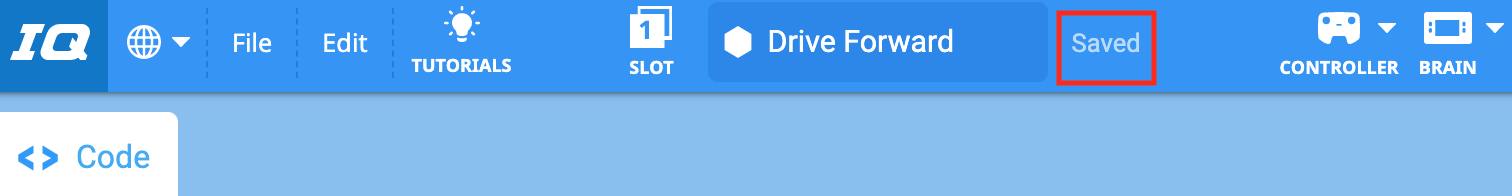 VEXcode IQ Toolbar mit dem in Drive Forward geänderten Feld „Projektname“. Die Beschriftung rechts ist hervorgehoben und lautet „Gespeichert“.
