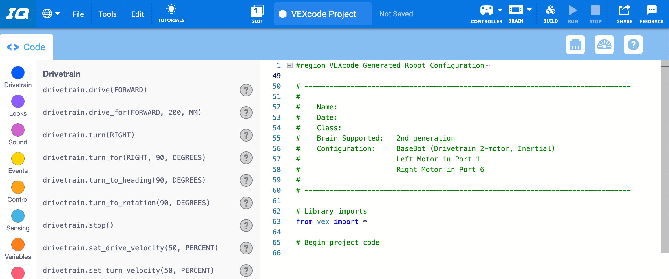 VEXcode IQ s otevřenou šablonou Příklad projektu, včetně nakonfigurovaných zařízení a komentářů kódu s popisem projektu.