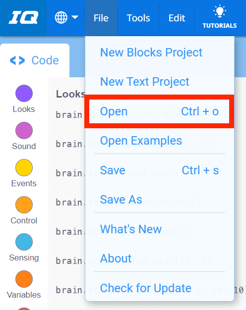 Barra de ferramentas VEXcode IQ com o menu Ficheiro aberto e a opção Abrir selecionada. A opção Abrir é a terceira do menu, abaixo de Novo Desenho de Blocos e Novo Desenho de Texto.