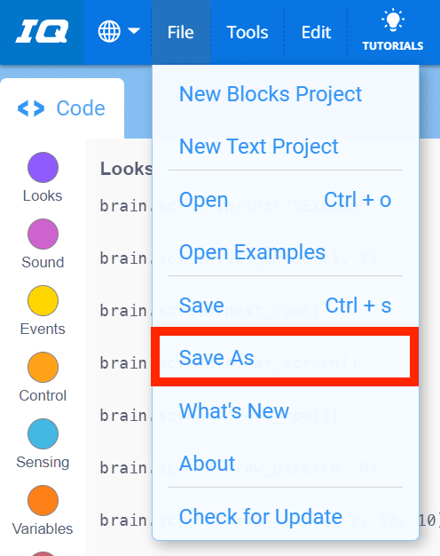 Barra de ferramentas VEXcode IQ com o menu Ficheiro aberto e a opção Guardar como selecionada. Guardar como é a sexta opção do menu, abaixo de Novo Projecto de Blocos, Novo Projecto de Texto, Abrir, Abrir Exemplos e Guardar.