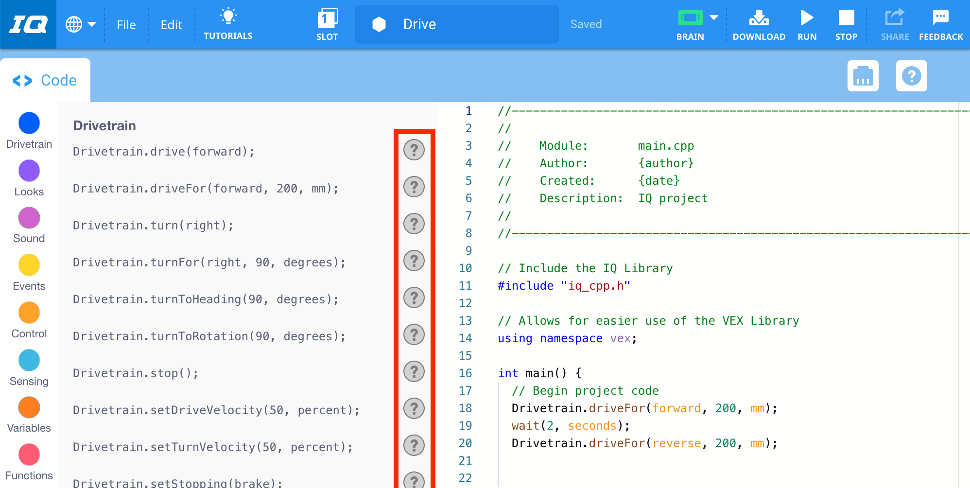 A VEXcode IQ C++ eszközkészlete, amelyben a parancsok mellett kiemelt Súgó ikonok láthatók, jelezve, hogy minden parancshoz saját Súgóinformáció tartozik.