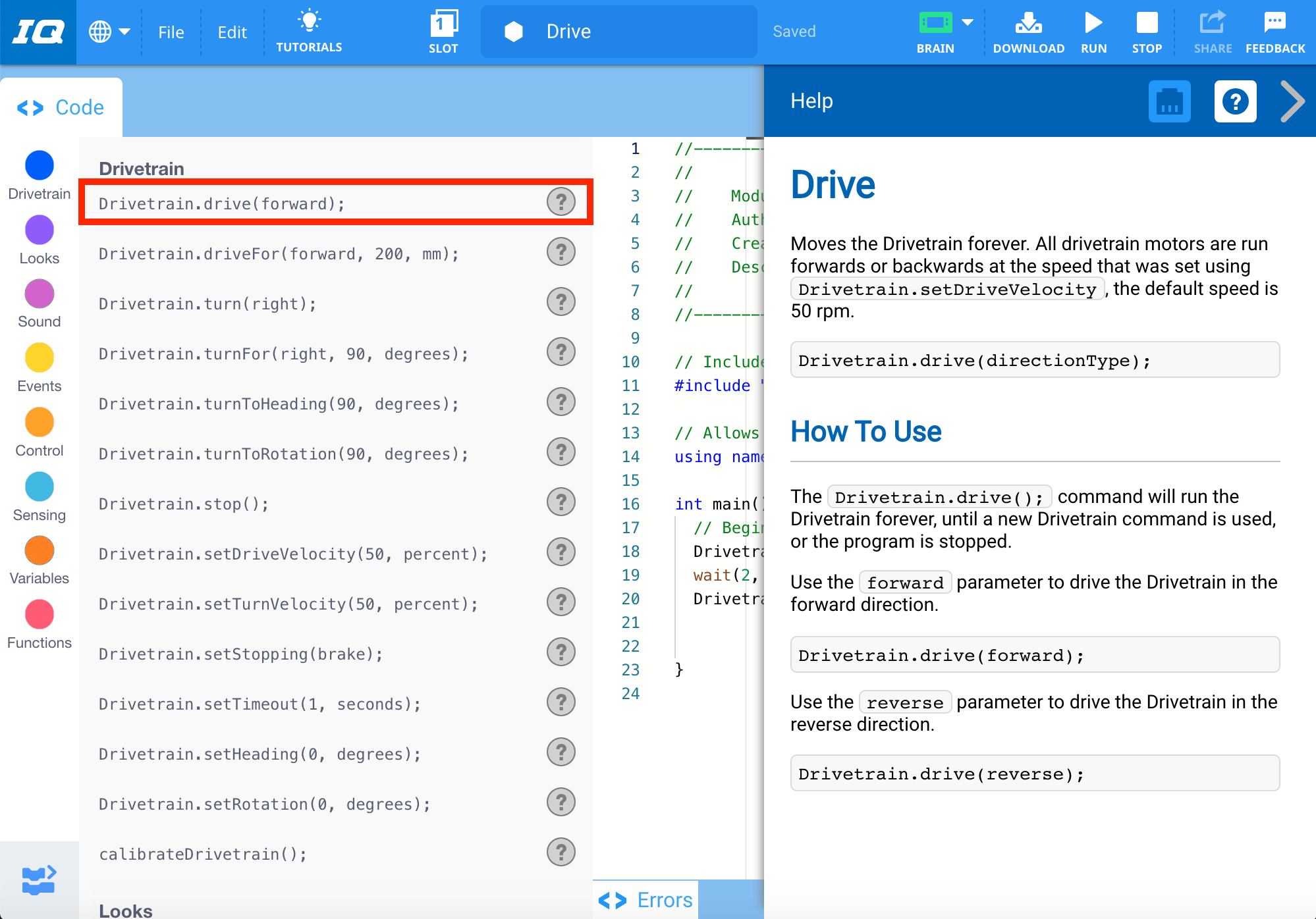 Інструментарій VEXcode IQ C++ з показаною та вибраною командою Drive. Меню «Довідка» відкривається збоку, а в меню описується команда «Привід». Описи команди та способи її використання наведено разом із прикладами використання.