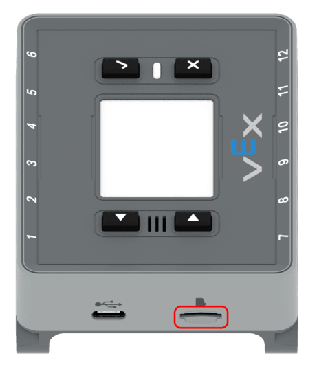 IQ (2. sukupolvi) -aivot näkyvät SD-korttipaikka korostettuna. SD-korttipaikka on Brainin sivulla, sen USB-C-portin oikealla puolella.
