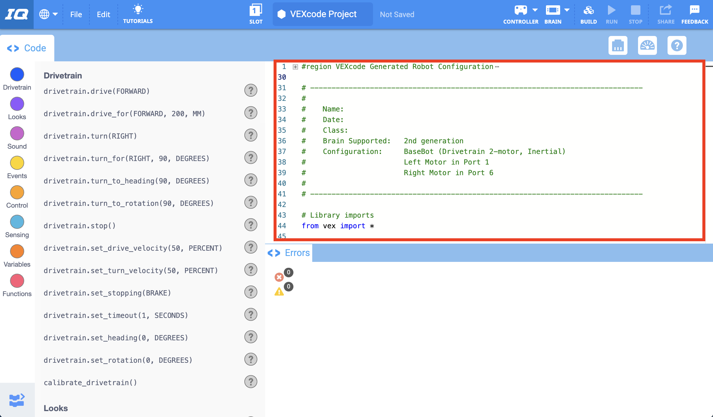 テンプレート サンプル プロジェクトが開かれた VEXcode IQ。構成されたデバイスと、プロジェクトの説明を含むコード コメントが含まれています。