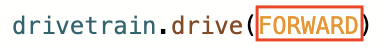 Una riga di codice Python recita drivetrain.drive(FORWARD). Il termine AVANTI è colorato di arancione ed evidenziato in un riquadro rosso.