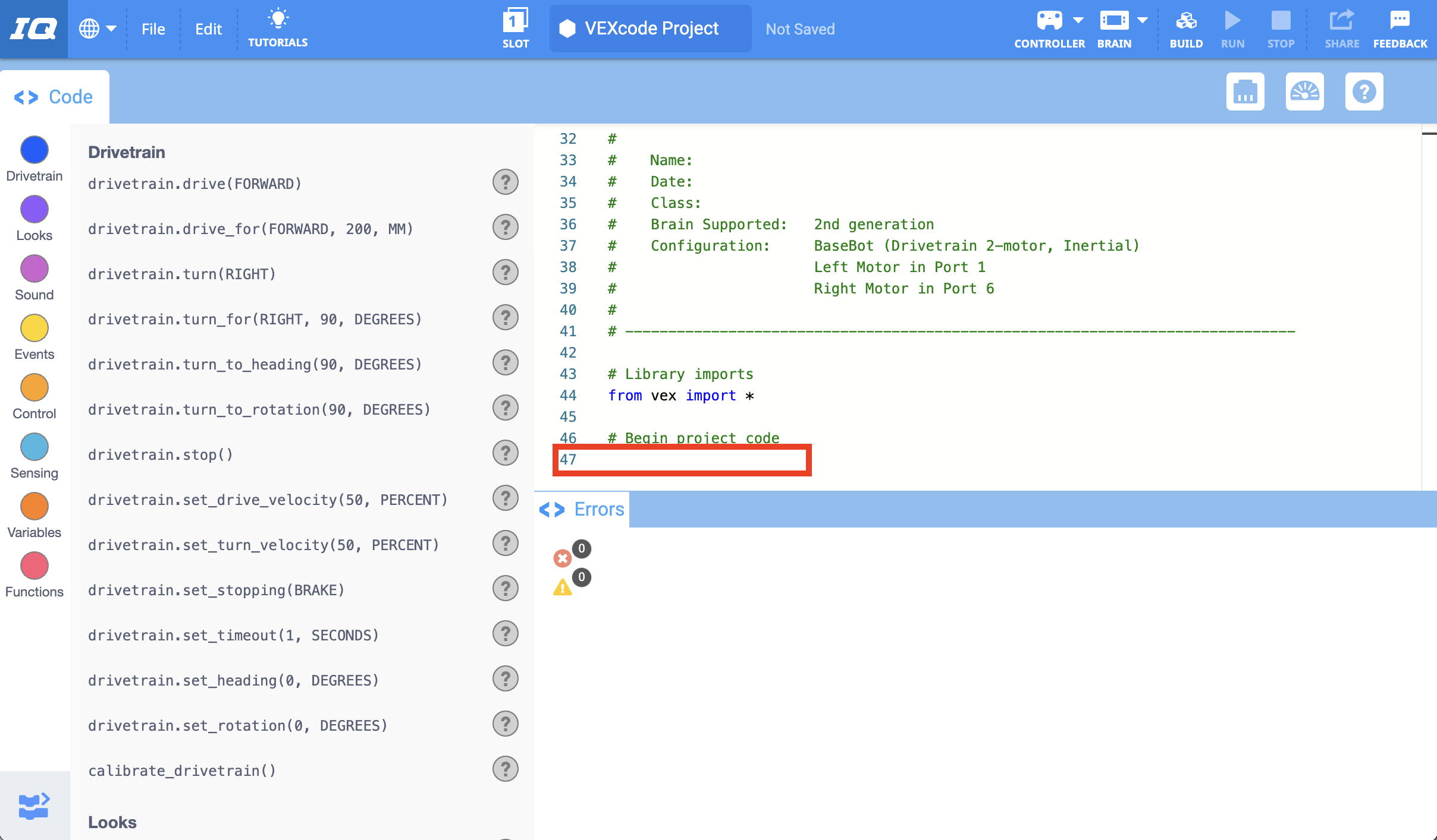 تم فتح مشروع مثال VEXcode IQ باستخدام قالب محرك Clawbot Drivetrain 2. يتم تسليط الضوء على سطر فارغ محدد من التعليمات البرمجية في السطر 47 مباشرة أسفل التعليق الذي ينص على بدء كود المشروع.