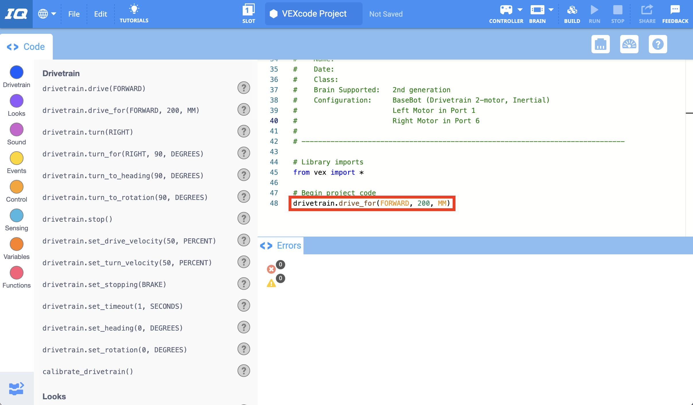 Proyecto de ejemplo abierto con plantilla de motor BaseBot Drivetrain 2 de VEXcode IQ. La línea de código que anteriormente estaba en blanco ahora contiene un comando Drive for que dice drivetrain.drive_for(FORWARD, 200, MM).