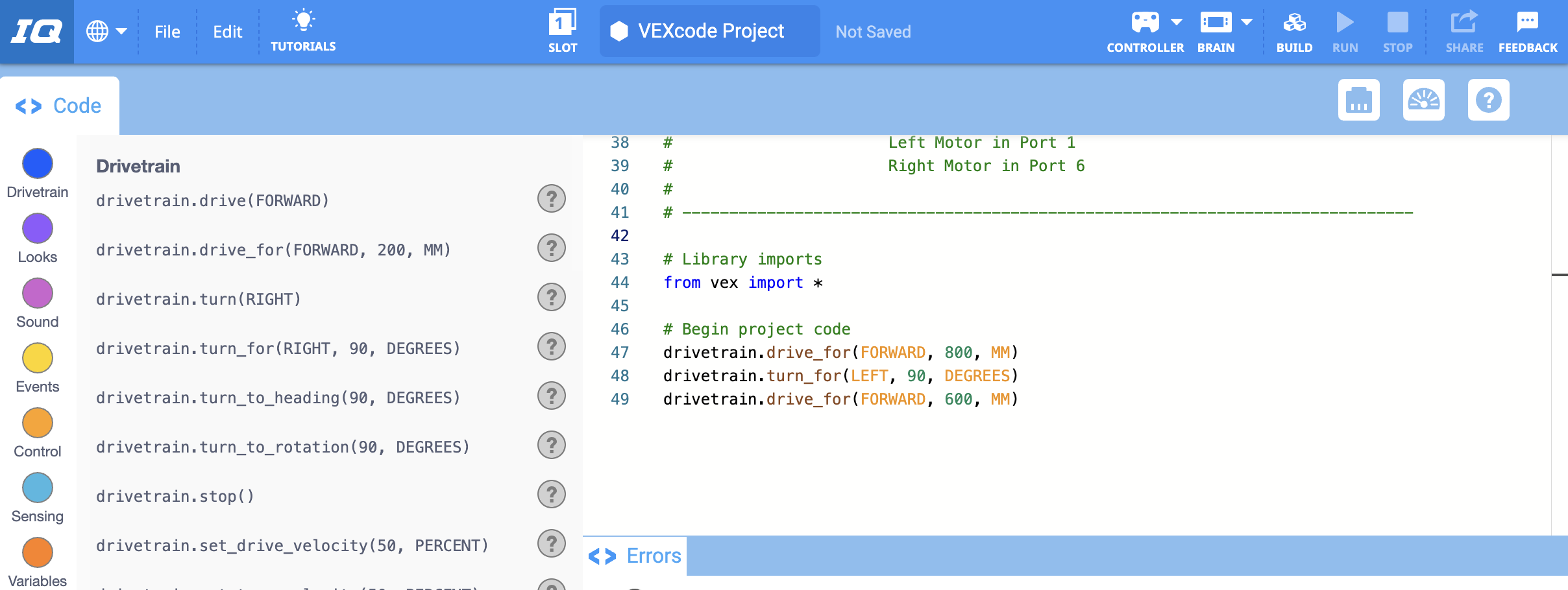 Clawbot Drivetrain 2 モーター テンプレートのサンプル プロジェクトがワークスペースに開かれた VEXcode IQ。 ユーザーは、ドライブトレインを制御するためにプロジェクトにいくつかのコードを追加しました。