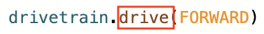 Une ligne de code Python indique drivetrain.drive(FORWARD). Le terme « drive » est coloré en marron et mis en évidence dans un cadre rouge.