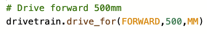 İki satır Python kodu gösterilmektedir. İlk satırda # 500mm ileri sür yazan bir yorum yer alıyor. İkinci satır bir yorum değil ve drivetrain.drive_for(FORWARD, 500, MM) şeklinde okunuyor.