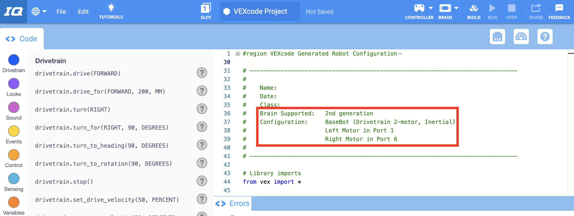 VEXcode IQ met een sjabloonvoorbeeldproject geopend en met het veld Configuratie-opmerking gemarkeerd. In deze sjabloon worden meerdere apparaten gebruikt. Elk apparaat wordt op een nieuwe regel weergegeven.