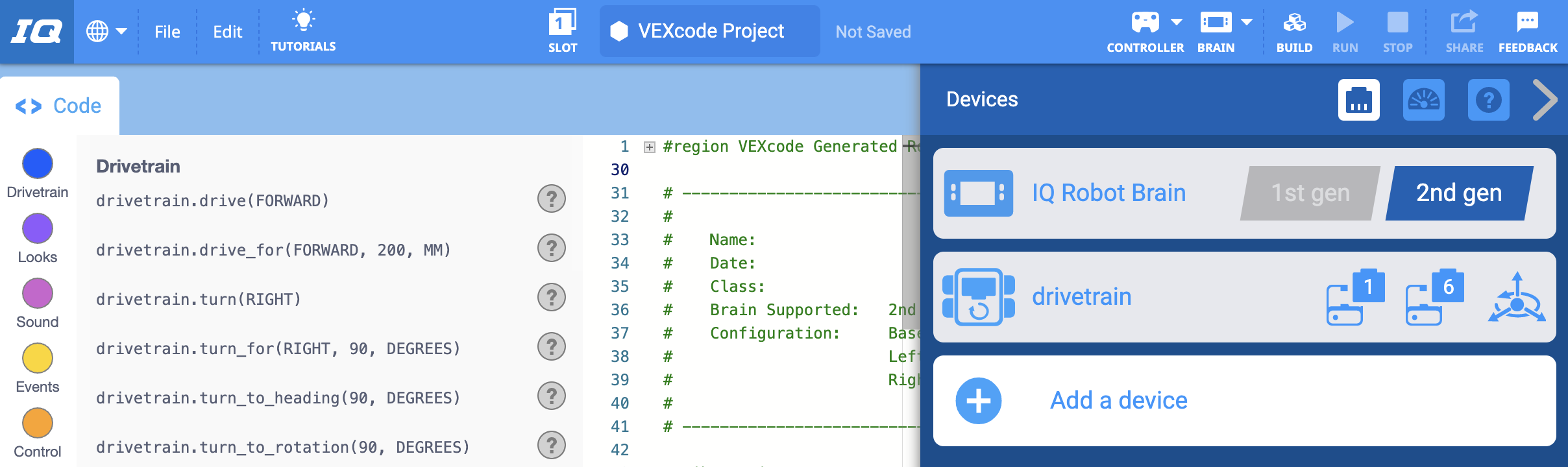 テンプレート サンプル プロジェクトが開かれた VEXcode IQ。構成されたデバイスと、プロジェクトの説明を含むコード コメントが含まれています。 デバイスが特定のポートに対して事前に設定されていることを示すために、デバイス メニューが横に開かれます。
