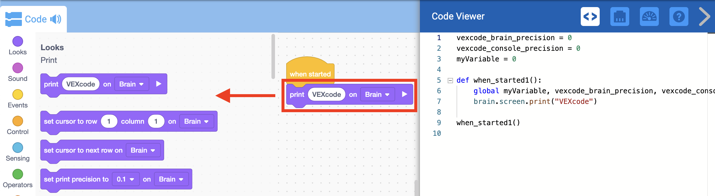 Stejný projekt bloků VEXcode IQ, nyní se šipkou označující, že blok Print by měl být zahozen přetažením do panelu nástrojů.