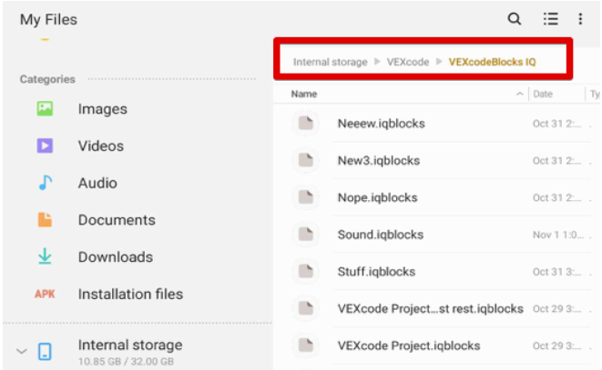 Ventana de administrador de archivos en un dispositivo Android con la carpeta VEXcode IQ ubicada y abierta. El menú enumera los proyectos VEXcode IQ guardados. Arriba, la ruta del archivo está resaltada y lee Almacenamiento interno a VEXcode a VEXcodeBlocks IQ.
