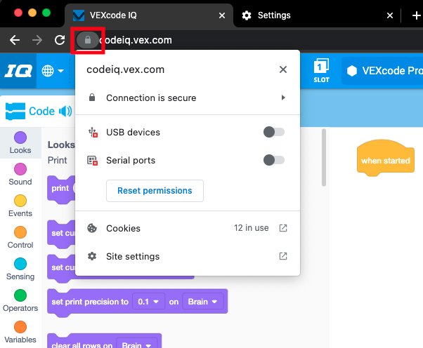 Das Schlosssymbol neben der Chrome-Suchleiste ist hervorgehoben. Im Folgenden wird das Dropdown-Menü „Site-Informationen“ für VEXcode IQ geöffnet.