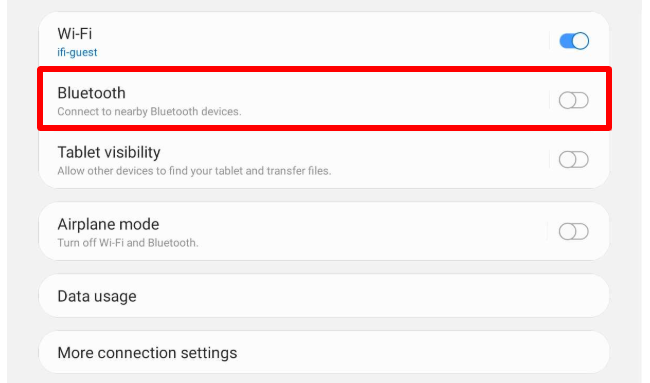 Menu delle impostazioni di connessione dell'iPad con l'opzione Bluetooth disattivata ed evidenziata, a indicare che deve essere disattivata e poi riattivata.