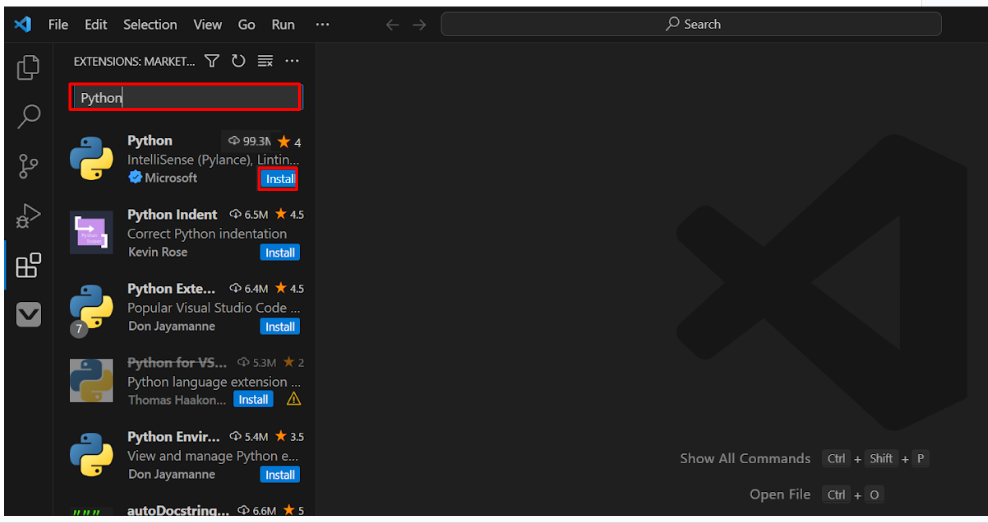 Atidarytas „VS Code Extensions“ šoninis meniu, o meniu paieškos juostoje įvesta „Python“. Paieškos rezultatai rodomi žemiau, o „Microsoft Python“ plėtinys yra pirmoji sąraše esanti parinktis.