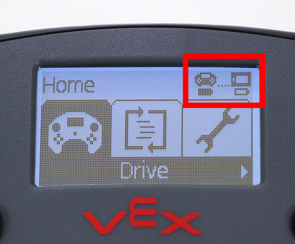Het controllerscherm wordt weergegeven in het Home-menu, met een draadloos Brain-pictogram in de rechterbovenhoek. Dit geeft aan dat de controller via de V5 Robot Radio met de Brain is verbonden.