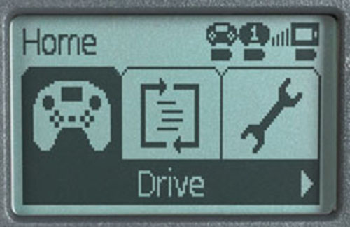 Layar pengontrol ditampilkan di menu Beranda, dengan tiga ikon untuk menu Drive, Program, dan Pengaturan. Ikon Drive disorot secara default.