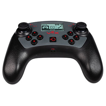 Ovladač V5 je zobrazen pod úhlem, aby bylo vidět jeho USB port. USB port se nachází na boku, pod tlačítkem napájení.