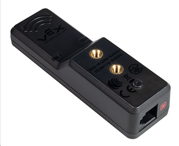 V5 robotinio radijo apačia pavaizduota su dviem srieginiais įdėklais #8-32 VEX varžtams. Taip pat parodytas radijo imtuvo išmanusis prievadas, esantis šone.