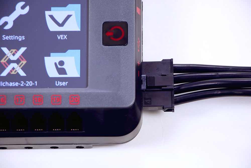 Il cavo della batteria V5 è mostrato collegato a un V5 Brain tramite la porta della batteria.