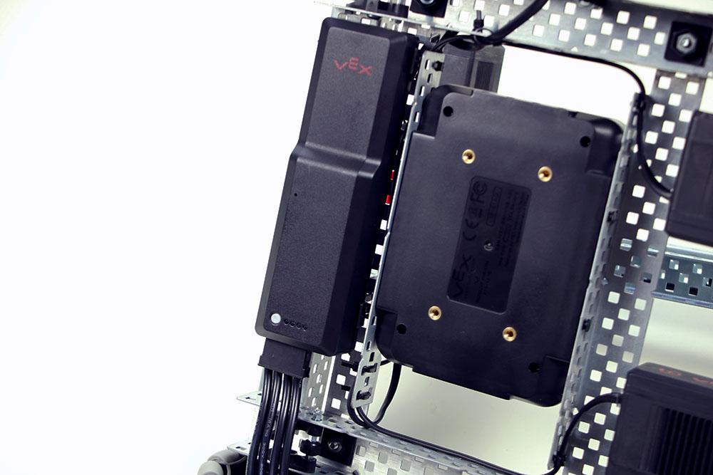 V5 バッテリーは、ロボットの背面にある 2 つの V5 バッテリー クリップに取り付けられています。