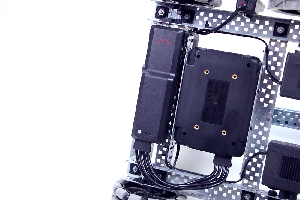 Il cavo della batteria V5 è mostrato mentre collega la batteria V5 al cervello V5 del robot.