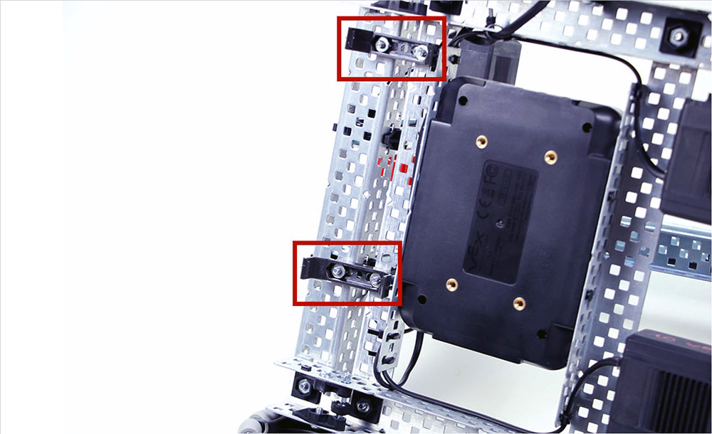 Zwei V5-Batterieklemmen wurden an der Rückseite des Roboters angebracht und sind hervorgehoben.