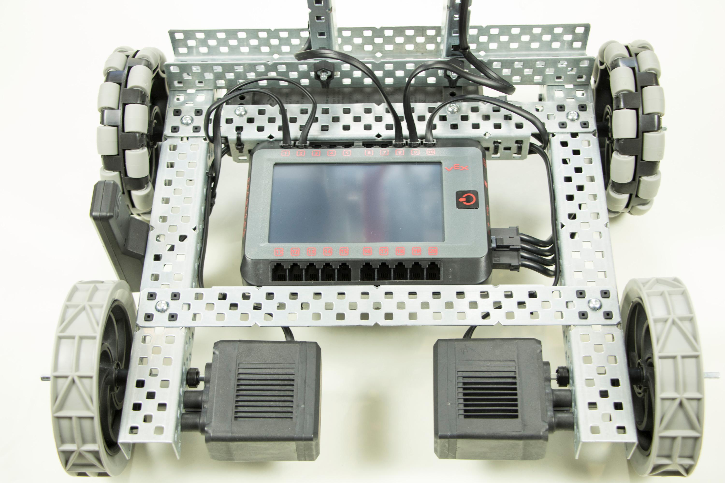 Es ist dargestellt, wie das V5-Gehirn über seinen Batterieanschluss mit der V5-Roboterbatterie verbunden ist. Die Roboterbatterie ist ebenfalls am Chassis montiert.