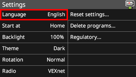 La pantalla del cerebro se muestra en el menú Configuración con la opción Idioma resaltada. Este menú tiene muchas opciones que se pueden personalizar. Las opciones de esta captura de pantalla son Idioma inglés, Comenzar en casa, Retroiluminación 100%, Tema oscuro, Rotación normal y Radio VEXnet. También hay opciones del sistema a la derecha que leen Restablecer configuración, Eliminar programas y Regulatorio.