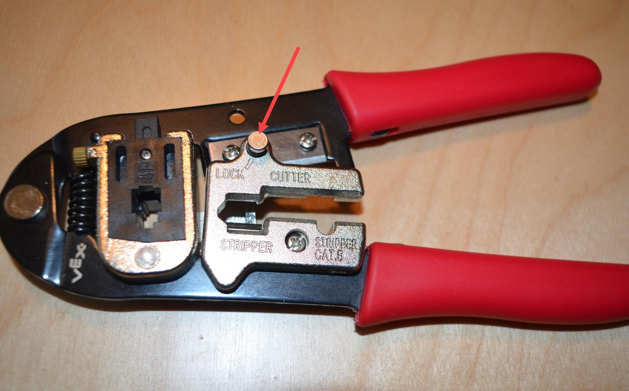 De V5 Smart Cable Crimping Tool wordt weergegeven met de borgpen gemarkeerd.