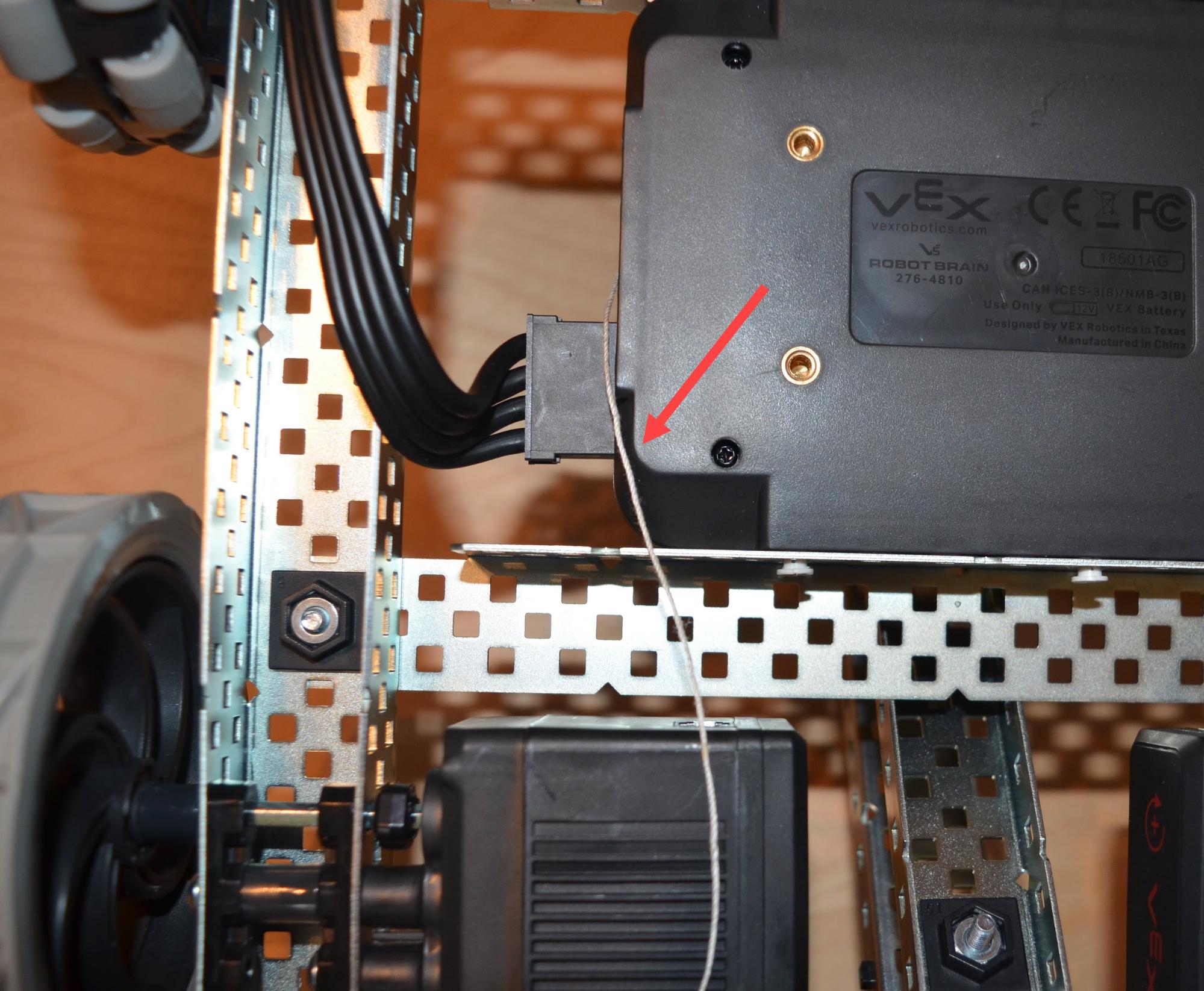 2 つのスマート ポート間の距離を測定するために、ケーブル自体よりも扱いやすいひもが使用されています。