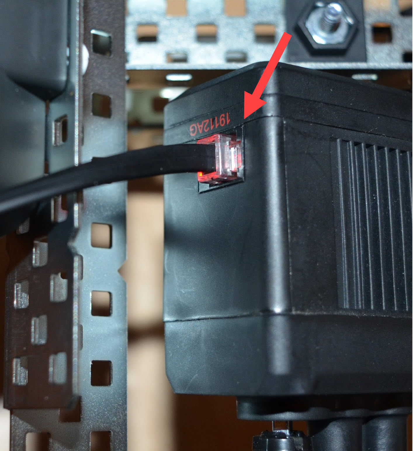 Il connettore del cavo viene inserito nella Smart Port di un V5 Smart Motor per collegarlo a un V5 Robot Brain. La spia luminosa della Smart Port si illumina di rosso, a indicare che la connessione è riuscita.