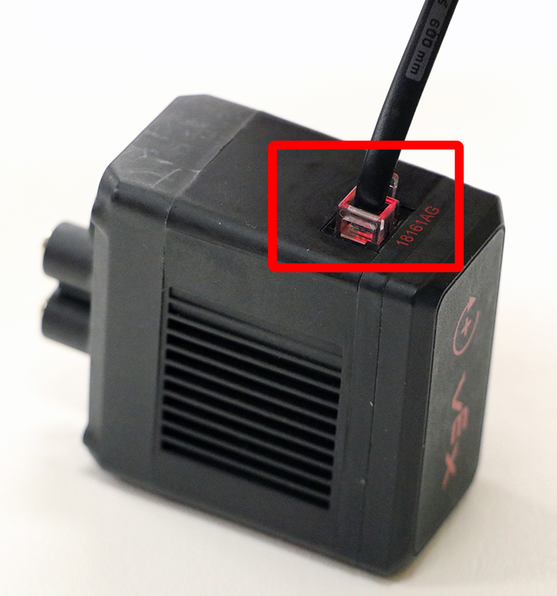 V5 ロボット システムのトラブルシューティング手順を示す図。ラベルの付いたコンポーネントと、一般的な問題を特定して解決するためのフローチャートを示しています。