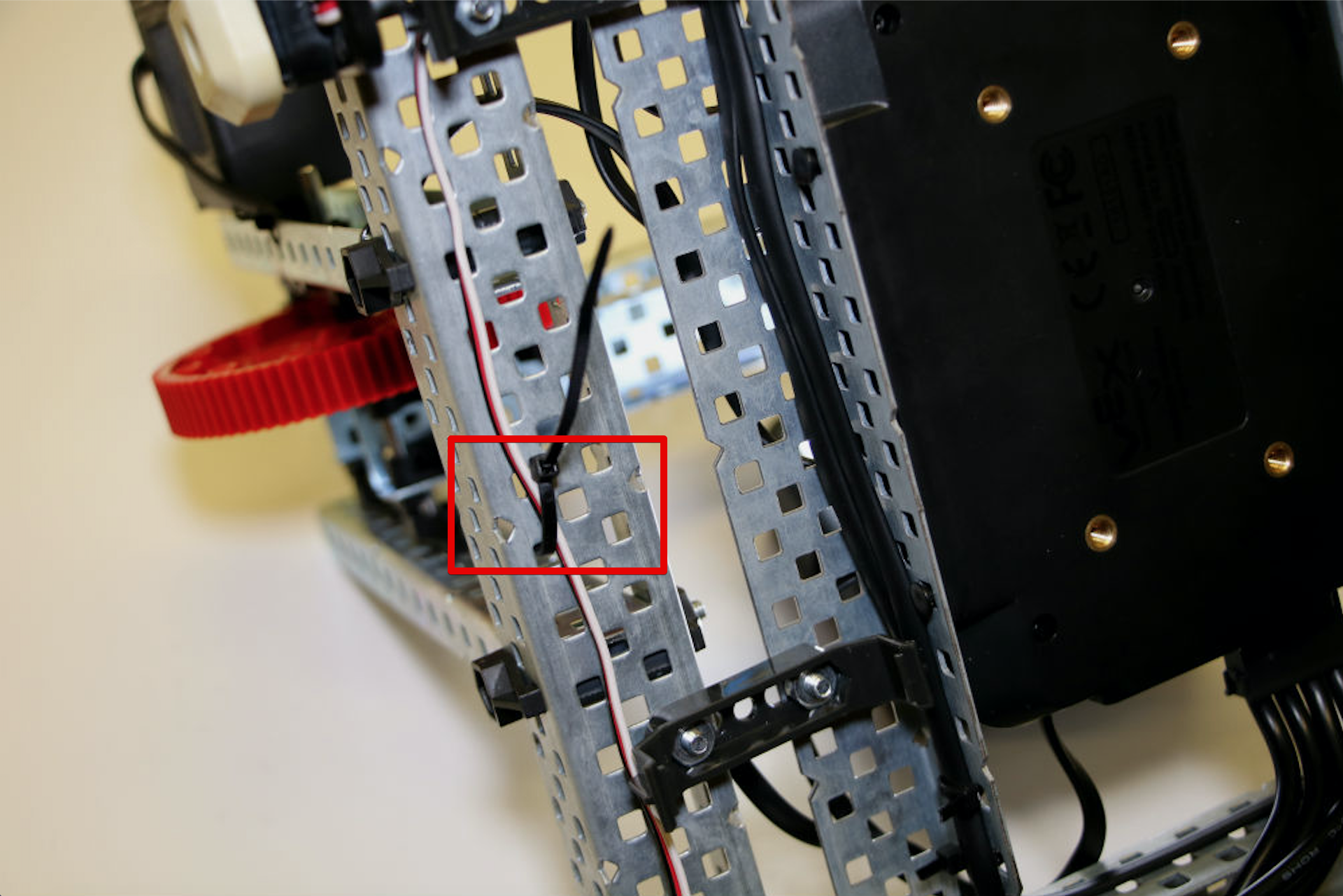 Diagramma, kas ilustrē dažādu sensoru iestatīšanu un pievienošanu V5 robotikas sistēmā, izceļot sensoru tipus, portus un vadus efektīvai izmantošanai robotikas projektos.