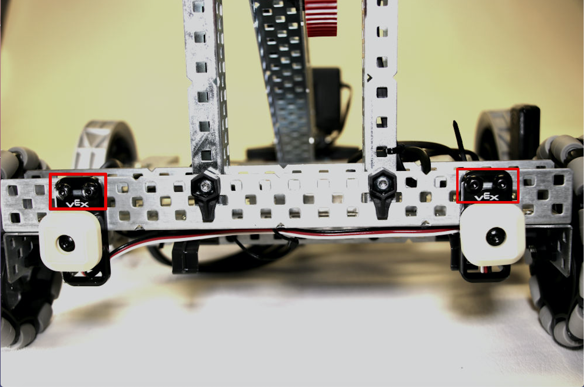 A szenzorok V5-ös robotikában való használatát szemléltető diagram, amely bemutatja a különböző szenzortípusokat és azok kapcsolatait a V5-ös agyvel, feliratozott komponensekkel a szenzorintegráció egyértelmű megértése érdekében.